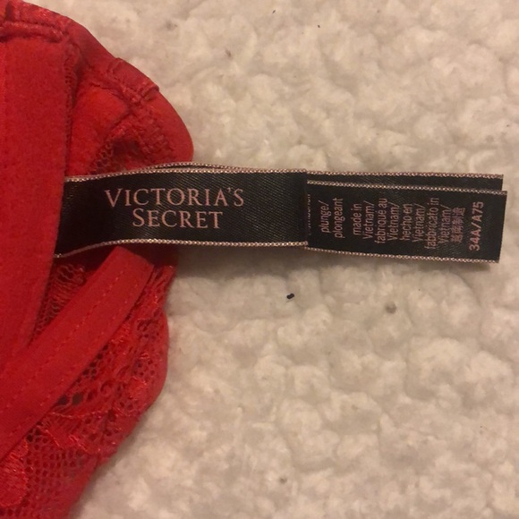 Victoria Secret bombshell plunge - Picture 3 of 4